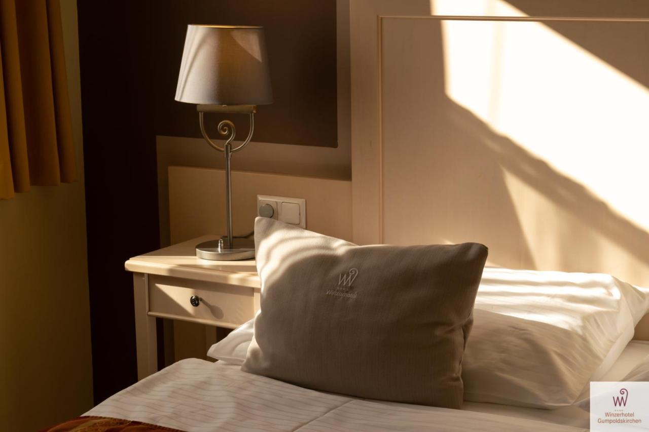 Winzerhotel กุมพอลด์สเคียร์เคน ภายนอก รูปภาพ